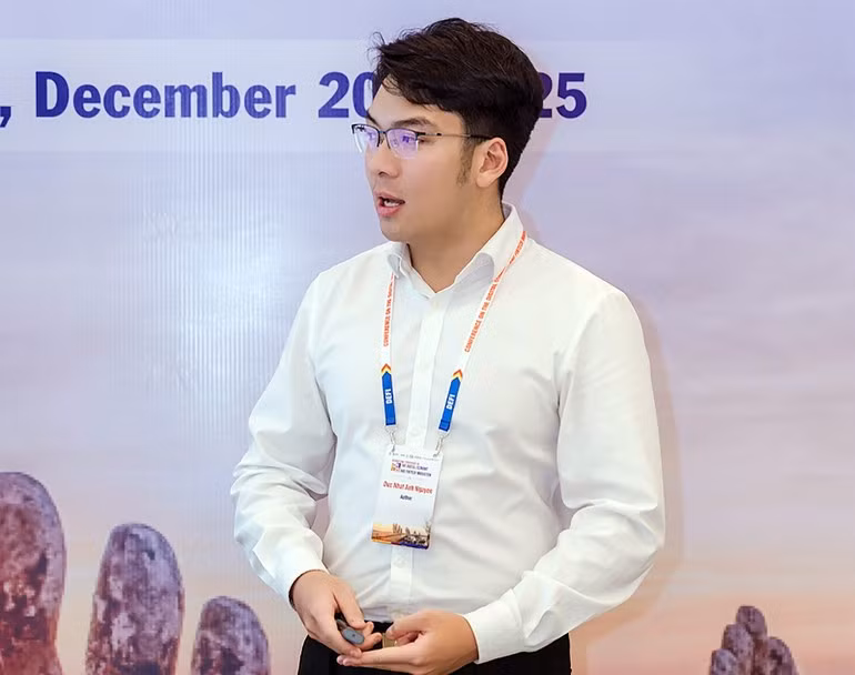 Nhat Anh présente sa recherche lors d'une conférence scientifique internationale. Photo : NDEL.