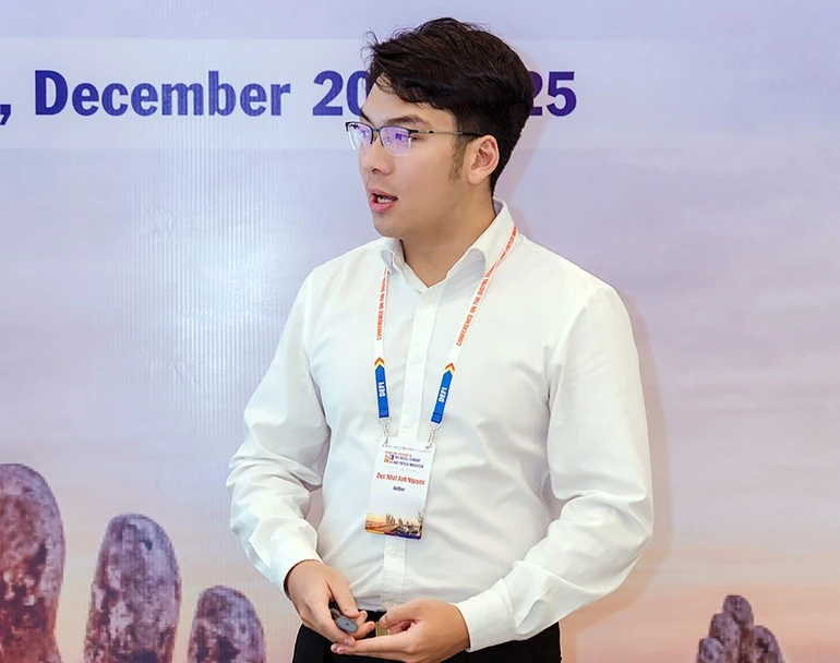 Nhat Anh présente sa recherche lors d'une conférence scientifique internationale. Photo : NDEL.