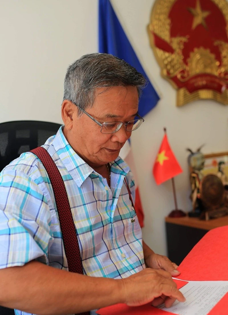 Le consul honoraire Dinh Ngoc Riem en fonction au consulat du Vietnam à Nouméa. Photo : VNA.
