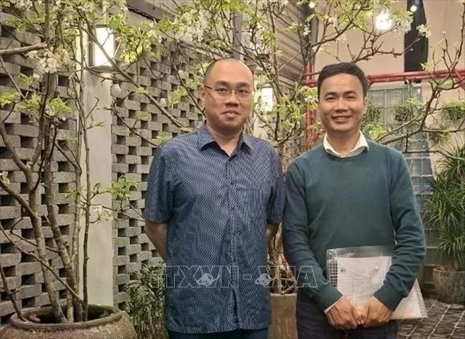 Le professeur associé et docteur Pham Quoc Nghi (droite) pose pour une photo avec le professeur agrégé Tran Hai Duc, de l'Université des sciences de Hanoï. Photo : VNA.