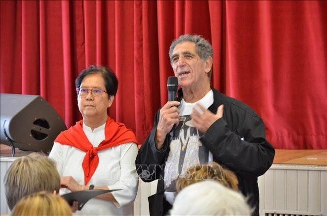 Nguyen Ngan Ha, fondatrice de la chorale « Hợp ca Quê hương » en France (gauche). Photo : VNA.