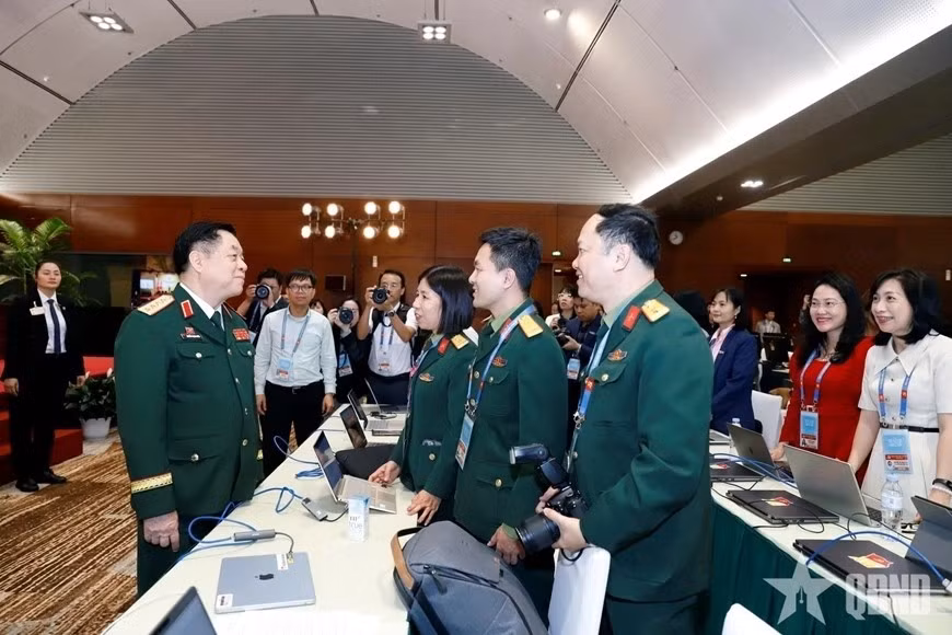 Le général d’armée Nguyen Trong Nghia visite et encourage les journalistes au Centre de presse du XIVᵉ Congrès. Photo : QĐND.