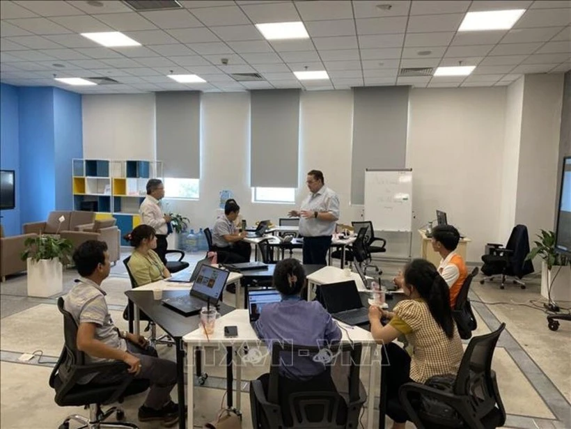 Le modèle de « classe numérique » est présenté à l’Université vietnamo-allemande. Photo: VNA
